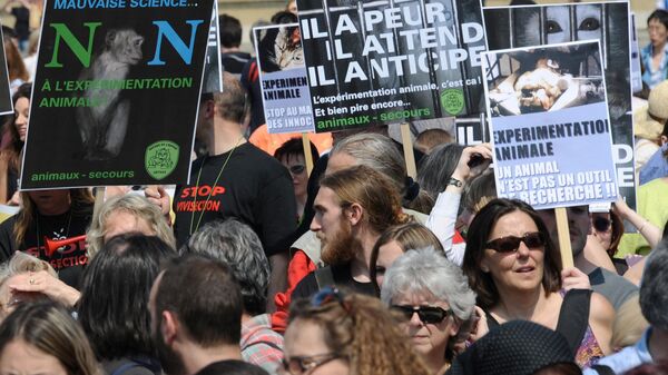 Демонстрация активистов в Париже во время  Всемирного дня защиты лабораторных животных