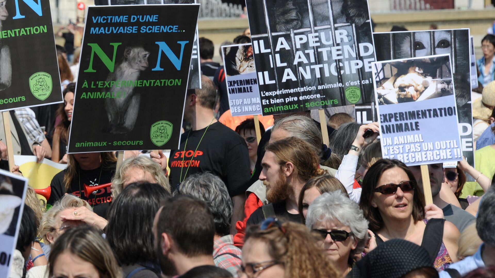 Демонстрация активистов в Париже во время  Всемирного дня защиты лабораторных животных - РИА Новости, 1920, 24.04.2021