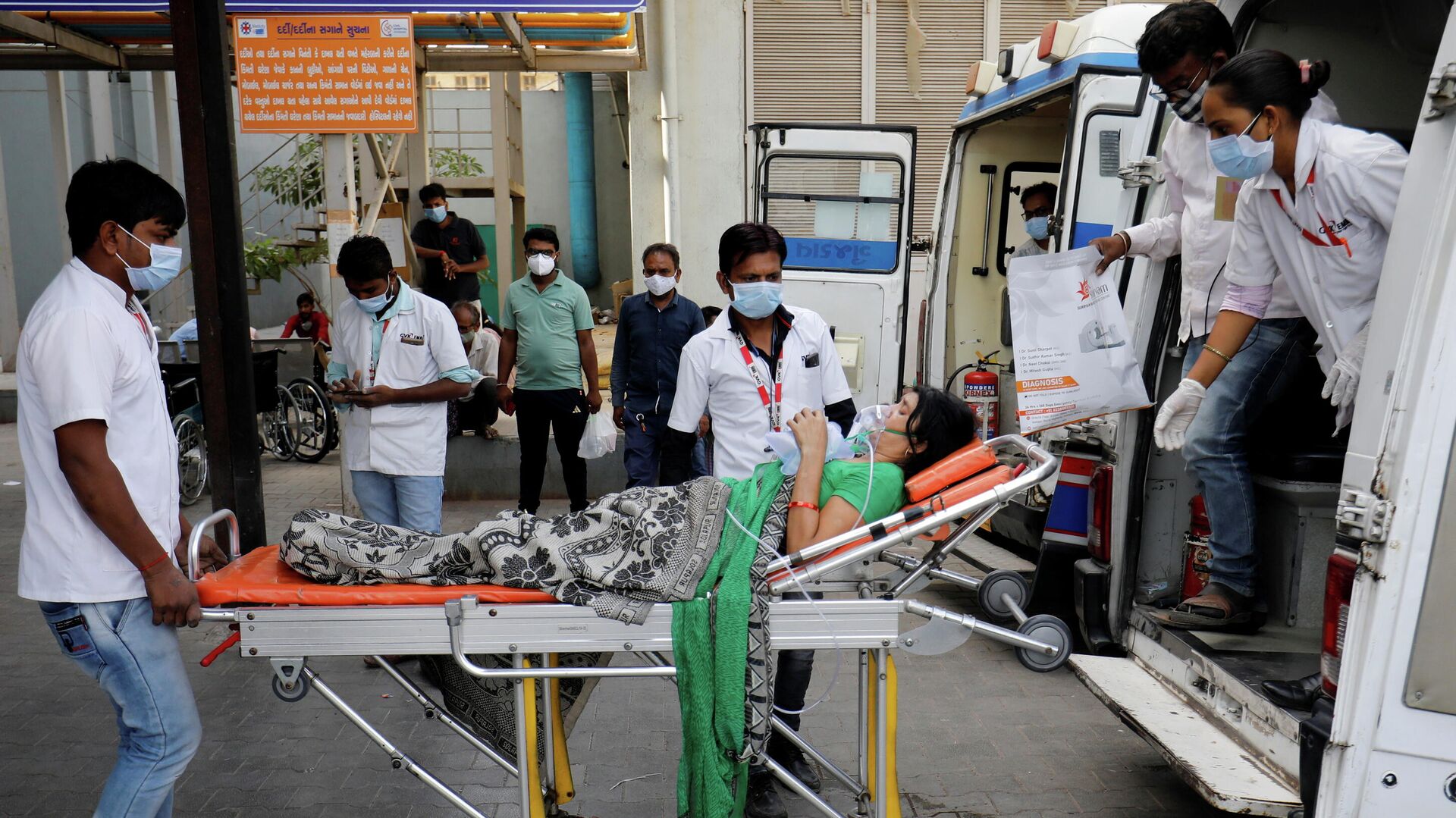 Пациента в кислородной маске везут в больницу для лечения COVID-19 в Ахмедабаде, Индия - РИА Новости, 1920, 23.04.2021