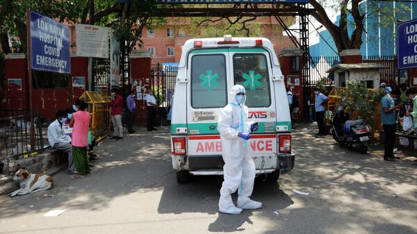 Скорая помощь возле больницы для лечения пациентов с COVID-19 в Нью-Дели, Индия