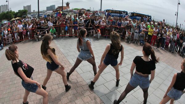 Девушки исполняют молодежный танец во время празднования Дня молодежи во Владивостоке