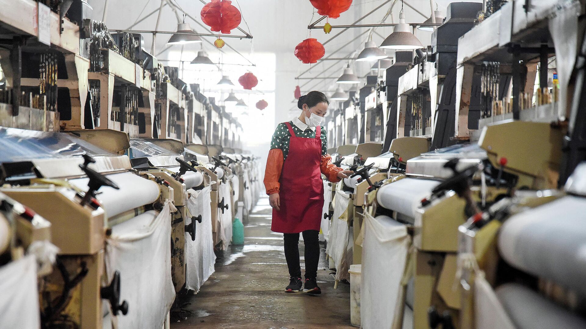 Сотрудница текстильной фабрики в Ханьдане, в провинции Хэбэй - РИА Новости, 1920, 22.04.2021