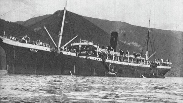 Товаро-пассажирский пароход Ильич на рейде. Черноморское побережье. 1930-е