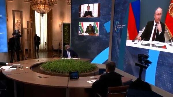 Путин во время выступления Макрона на климатическом саммите   