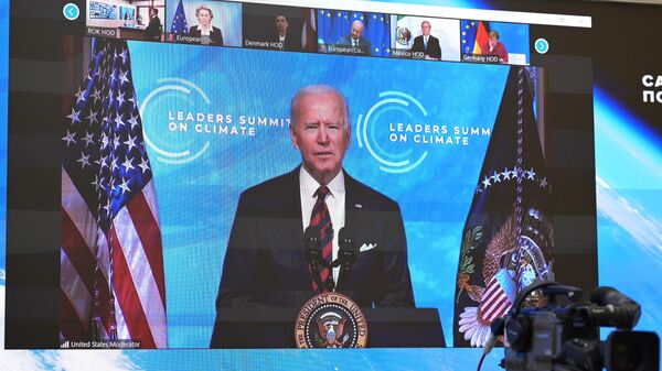 Монитор с изображением президента США Джо Байдена, выступающего на Саммите лидеров по вопросам климата