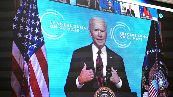 Монитор с изображением президента США Джо Байдена, выступающего на Саммите лидеров по вопросам климата