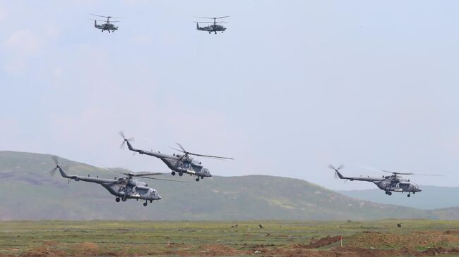 Вертолеты Ми-8 и Ка-52 во время масштабных учений войск Южного военного округа и ВДВ на полигоне Опук в Крыму