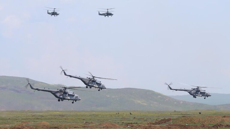 Вертолеты Ми-8 и Ка-52 во время масштабных учений войск Южного военного округа и ВДВ на полигоне Опук в Крыму