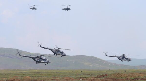 Вертолеты Ми-8 и Ка-52 во время масштабных учений войск Южного военного округа и ВДВ на полигоне Опук в Крыму