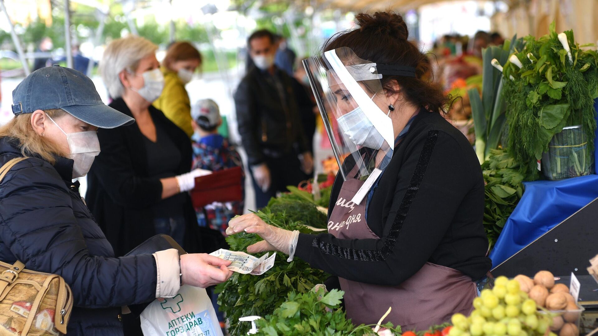 Посетительница и продавец на продовольственной ярмарке выходного дня  - РИА Новости, 1920, 05.09.2022