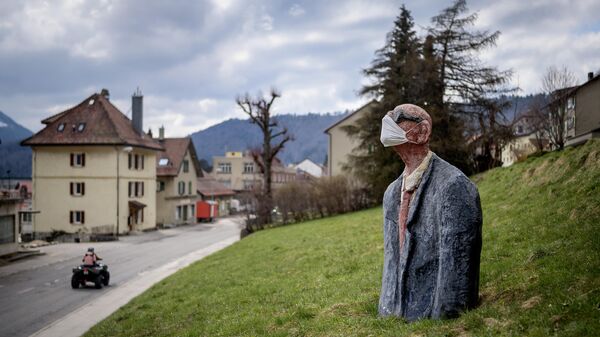 Скульптура человека в защитной маске в Сент-Круа, Швейцария