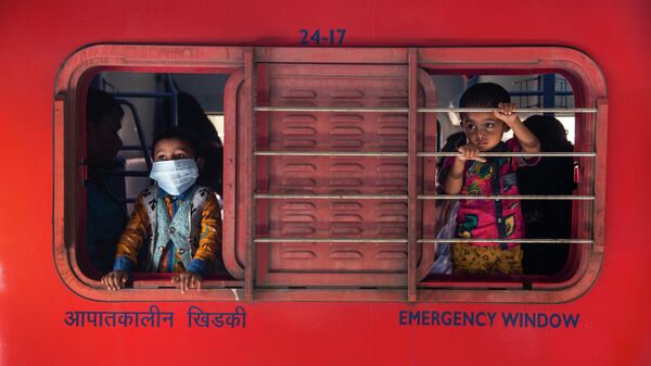 Дети в поезде в Индии 