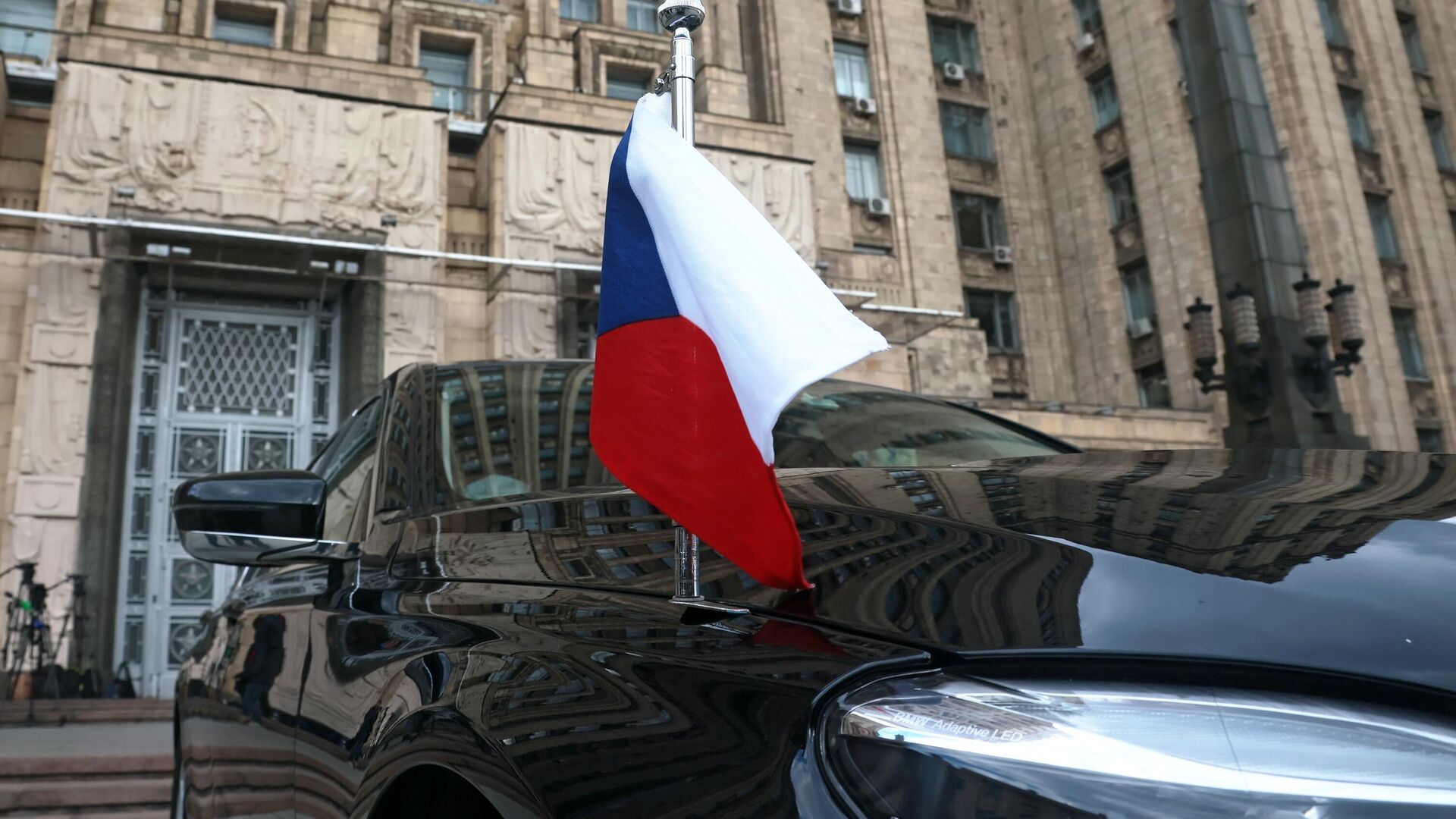 Автомобиль посольства Чехии в РФ возле здания МИД РФ в Москве - РИА Новости, 1920, 01.07.2021