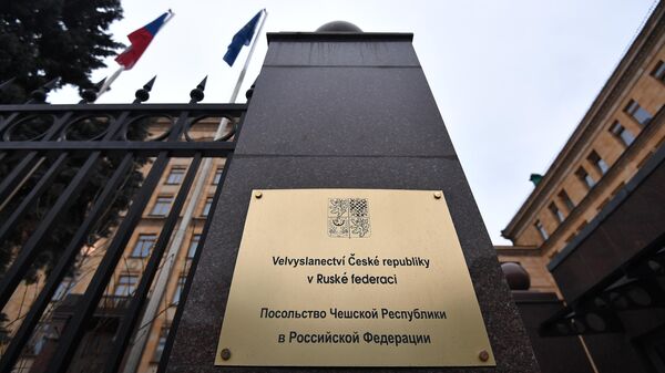Вывеска у входа в здание посольства Чехии на улице Юлиуса Фучика в Москве