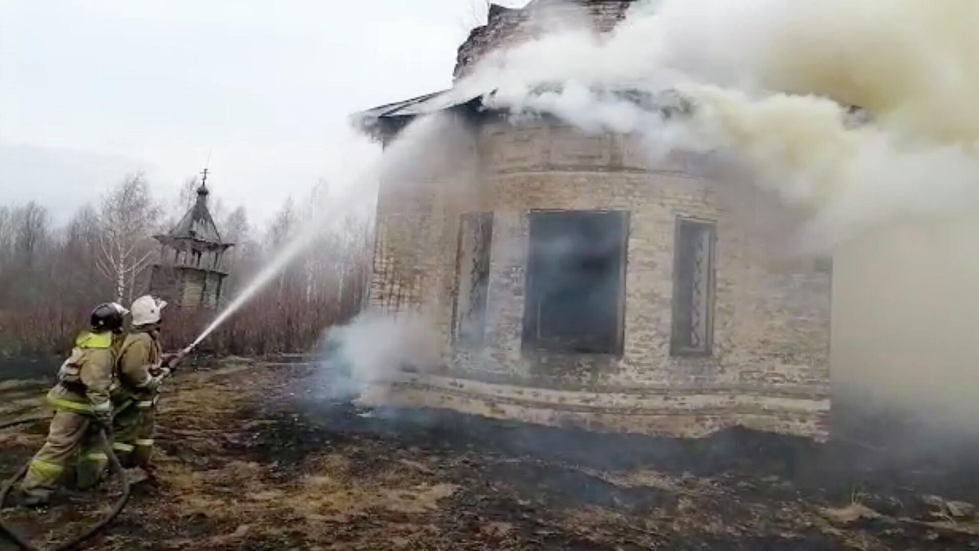 Пожарные в Архангельской области спасли от пожара колокольню церкви XVII века в заброшенной деревне Цивозерский Погост - РИА Новости, 1920, 22.04.2021