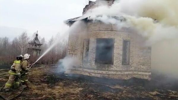 Пожарные в Архангельской области спасли от пожара колокольню церкви XVII века в заброшенной деревне Цивозерский Погост