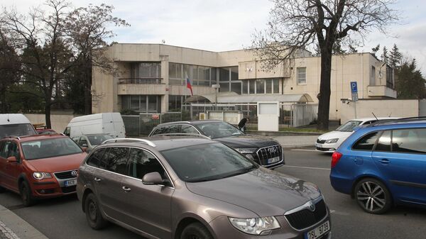 Полиция задержала мужчину с зажигалкой у российского посольства в Праге