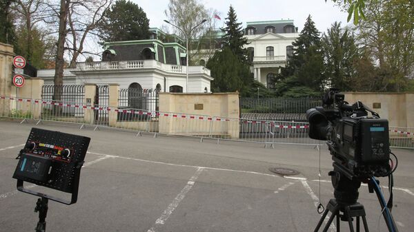 У здания посольства России в Праге