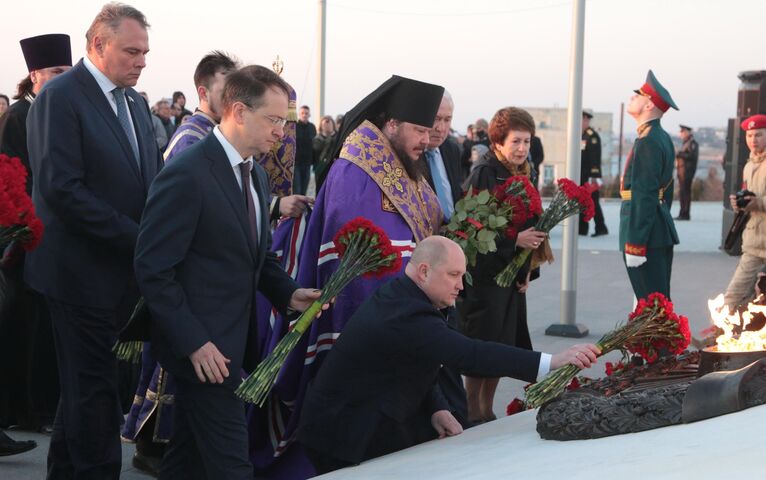 Петр Толстой, Владимир Мединский и Михаил Развозжаев на торжественной церемонии открытия памятника в честь 100-летия окончания Гражданской войны в Севастополе