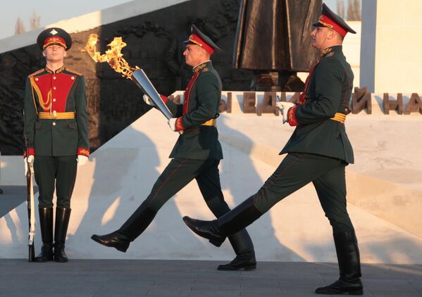 Военнослужащие роты почетного караула на торжественной церемонии открытия памятника в честь 100-летия окончания Гражданской войны в Севастополе