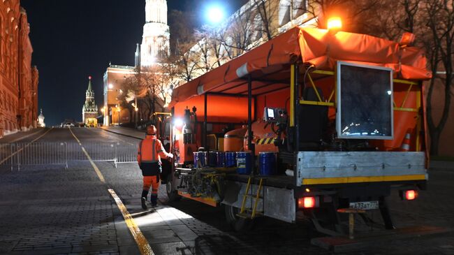 Сотрудник ГБУ Автомобильные дороги наносит дорожную разметку для репетиции военного парада