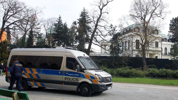 Полицейский автомобиль у здания посольства РФ в Праге