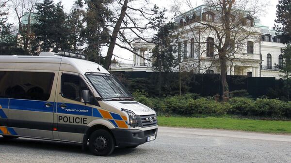 Полицейский автомобиль у здания посольства РФ в Праге
