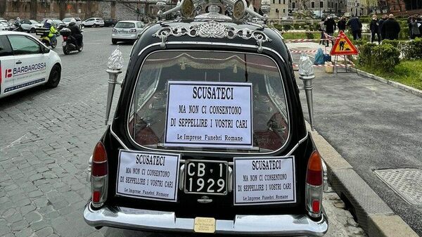 Манифестация сотрудников похоронных бюро в Риме