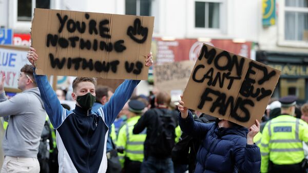 Фанаты Челси протестуют против создания Суперлиги у стадиона Стэмфорд Бридж