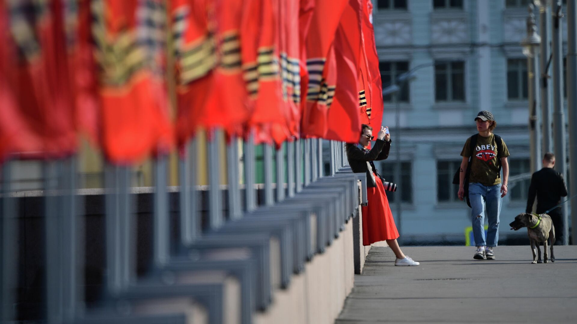 Девушка фотографируется у флагов, установленных к празднованию Дня Победы, на Москворецкой набережной в Москве - РИА Новости, 1920, 04.05.2021
