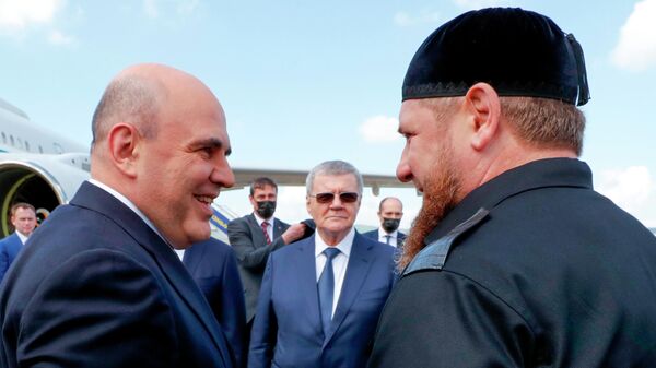 Председатель правительства РФ Михаил Мишустин и глава Чеченской Республики Рамзан Кадыров (справа) во время встречи в аэропорту Грозного