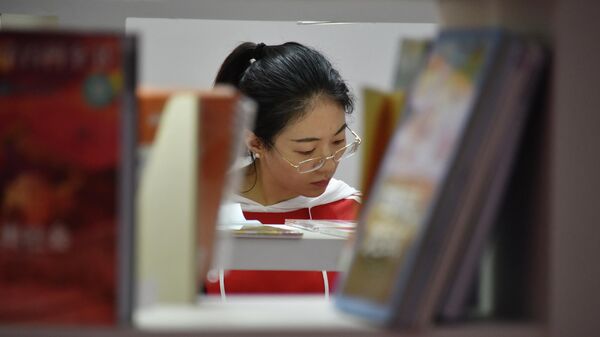 Женщина в библиотеке. Архивное фото