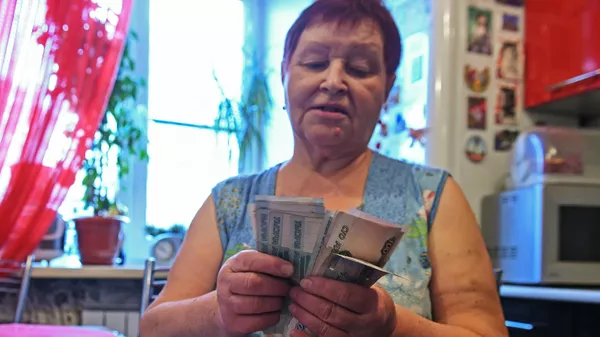 Женщина считает деньги