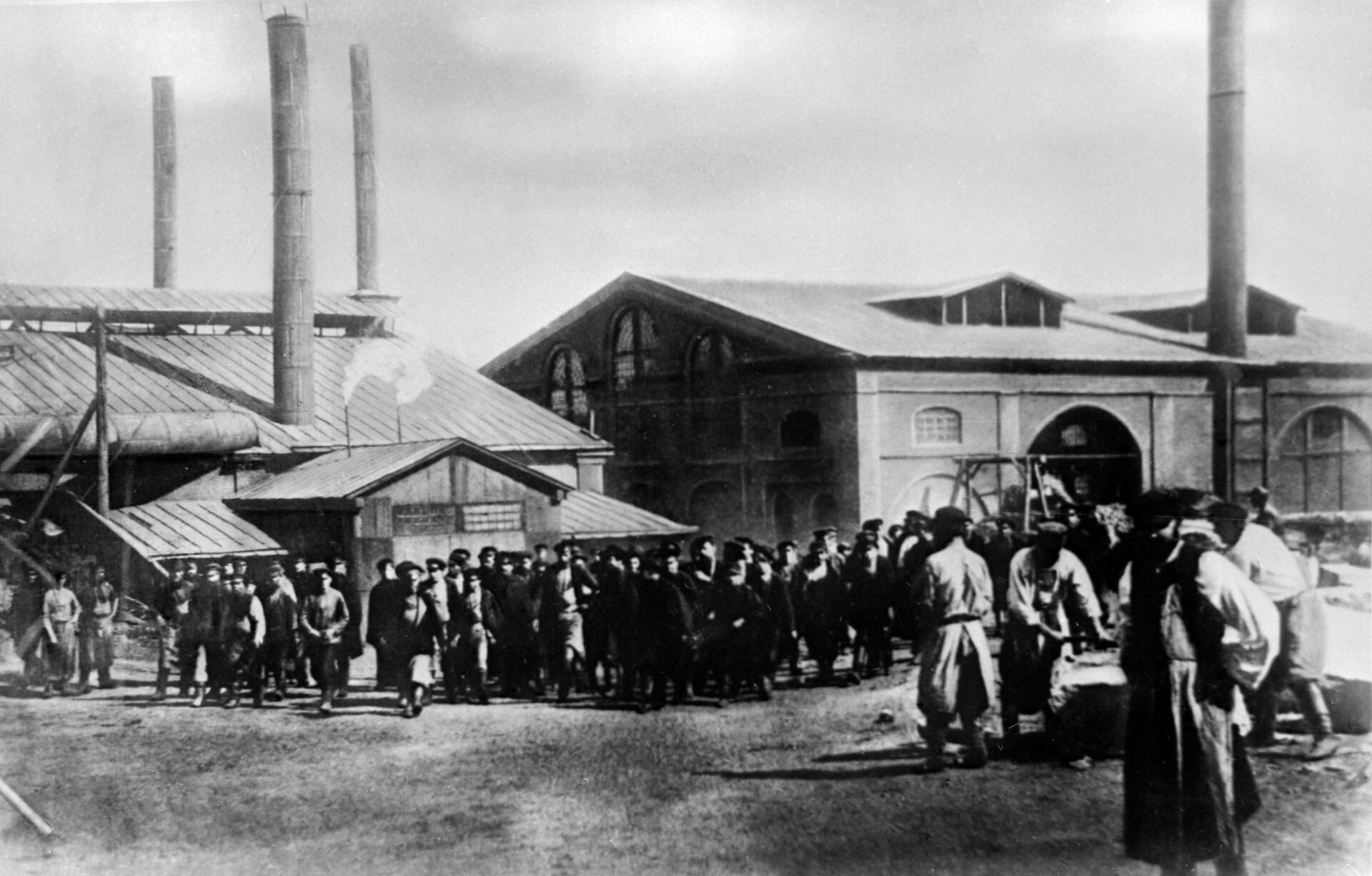 Бастующие рабочие собрались на заводском дворе - РИА Новости, 1920, 23.04.2021