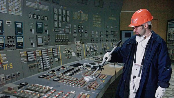 Рабочий измеряет уровень радиации в щитовой третьего энергоблока Чернобыльской АЭС