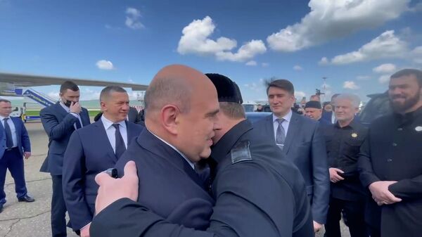 Кадыров обнял Мишустина у трапа 