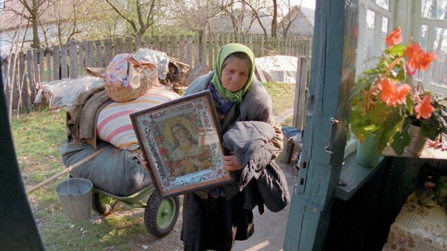 Люди занимают покинутые дома. Чернобыль, 1990 год