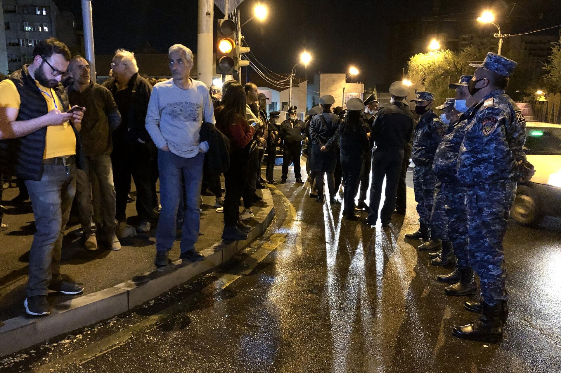 Участники митинга оппозиции и сотрудники правоохранительных органов перед правительственной дачей премьер-министра Армении Никола Пашиняна на улице Прошяна в Ереване - РИА Новости, 1920, 23.04.2021