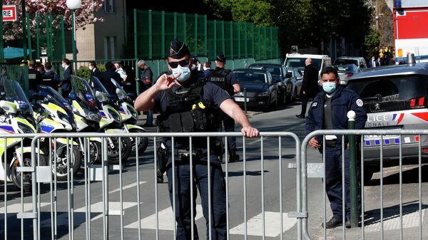 Полицейские на месте нападения на женщину-полицейского в коммуне Рамбуйе под Парижем