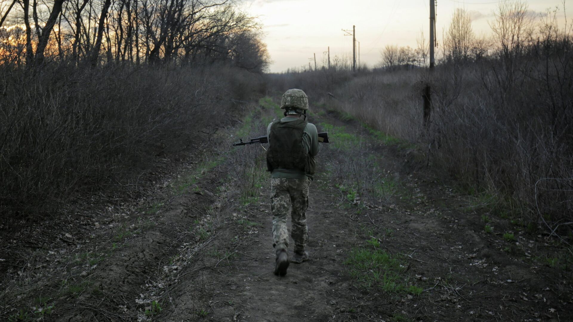 Украинский военный в окрестностях Донецка - РИА Новости, 1920, 02.05.2021