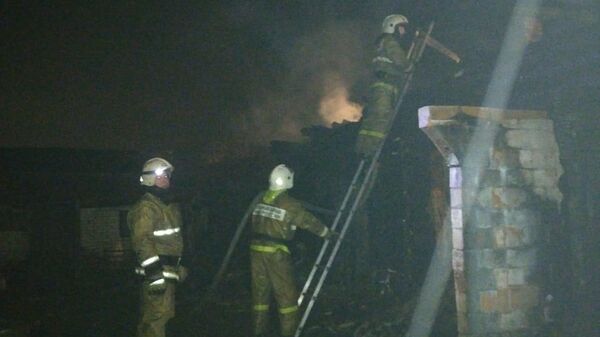 Сотрудники противопожарной службы на месте пожара в жилом доме в Ишимбае (Башкирия), где погибли четыре человека