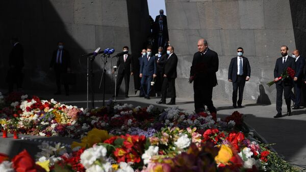Президент Армен Саркисян и спикер парламента Армении Арарат Мирзоян во время посещения Мемориального комплекса Цицернакаберд в Ереване