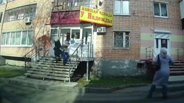 Обрушение части обшивки балкона в жилом доме в Ижевске. Кадр записи с видеорегистратора