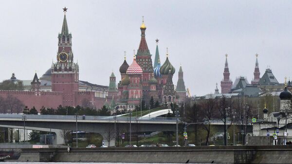 Вид на Покровский собор (храм Василия Блаженного) и Московский Кремль с реки