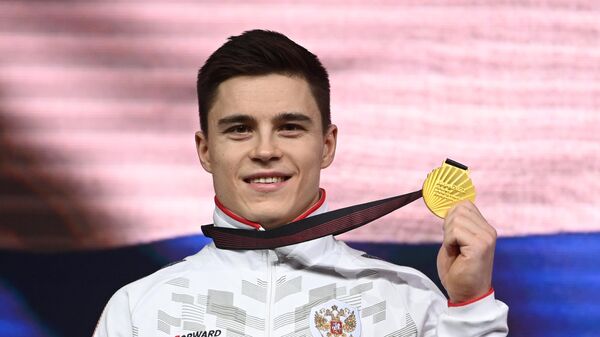 Никита Нагорный (Россия), завоевавший золотую медаль в вольных упражнениях на чемпионате Европы по спортивной гимнастике в Базеле, на церемонии награждения.