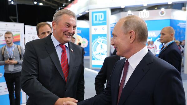 Президент РФ Владимир Путин и президент Федерации хоккея России Владислав Третьяк (слева) 