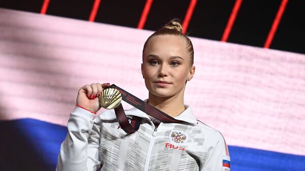 Ангелина Мельникова (Россия), завоевавшая бронзовую медаль в опорном прыжке на чемпионате Европы по спортивной гимнастике в Базеле, на церемонии награждения.