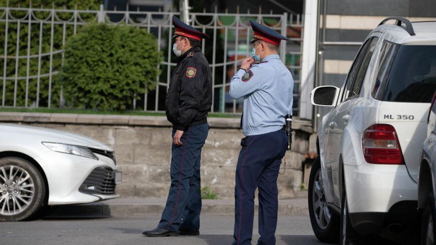 Сотрудники правоохранительных органов Казахстана на месте стрельбы в Алма-Ате - РИА Новости, 1920, 25.04.2021