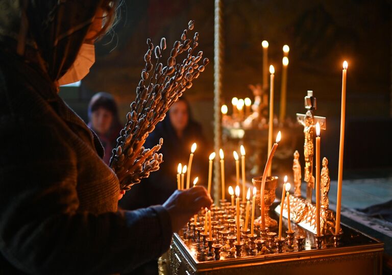 Прихожане во время службы в преддверии праздника Входа Господня в Иерусалим