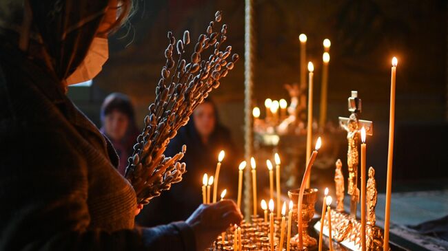 Прихожане во время службы в преддверии праздника Входа Господня в Иерусалим